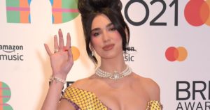 Read more about the article Très Chic — Dua Lipa Ditched Colorful Nail Art For