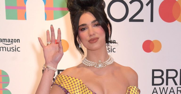 Read more about the article Très Chic — Dua Lipa Ditched Colorful Nail Art For