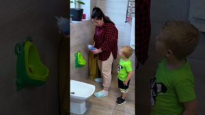 Read more about the article Mom’s Unique Approach to Teaching Kids Hygiene #shorts